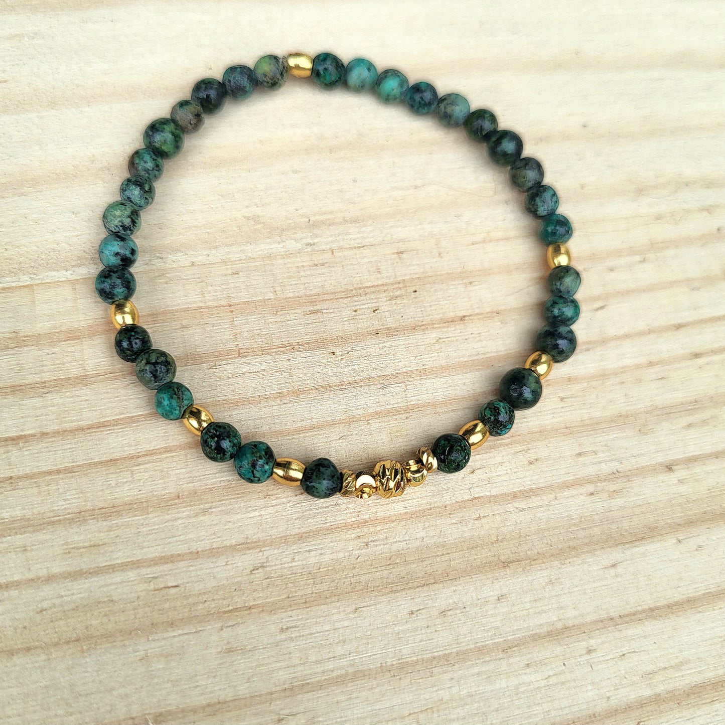 Bracelet perles naturelles & dorées à l'or fin, Pierre Turquoise Africaine semi-précieuse /Bijou élastique fait main femme, Cadeau bien être