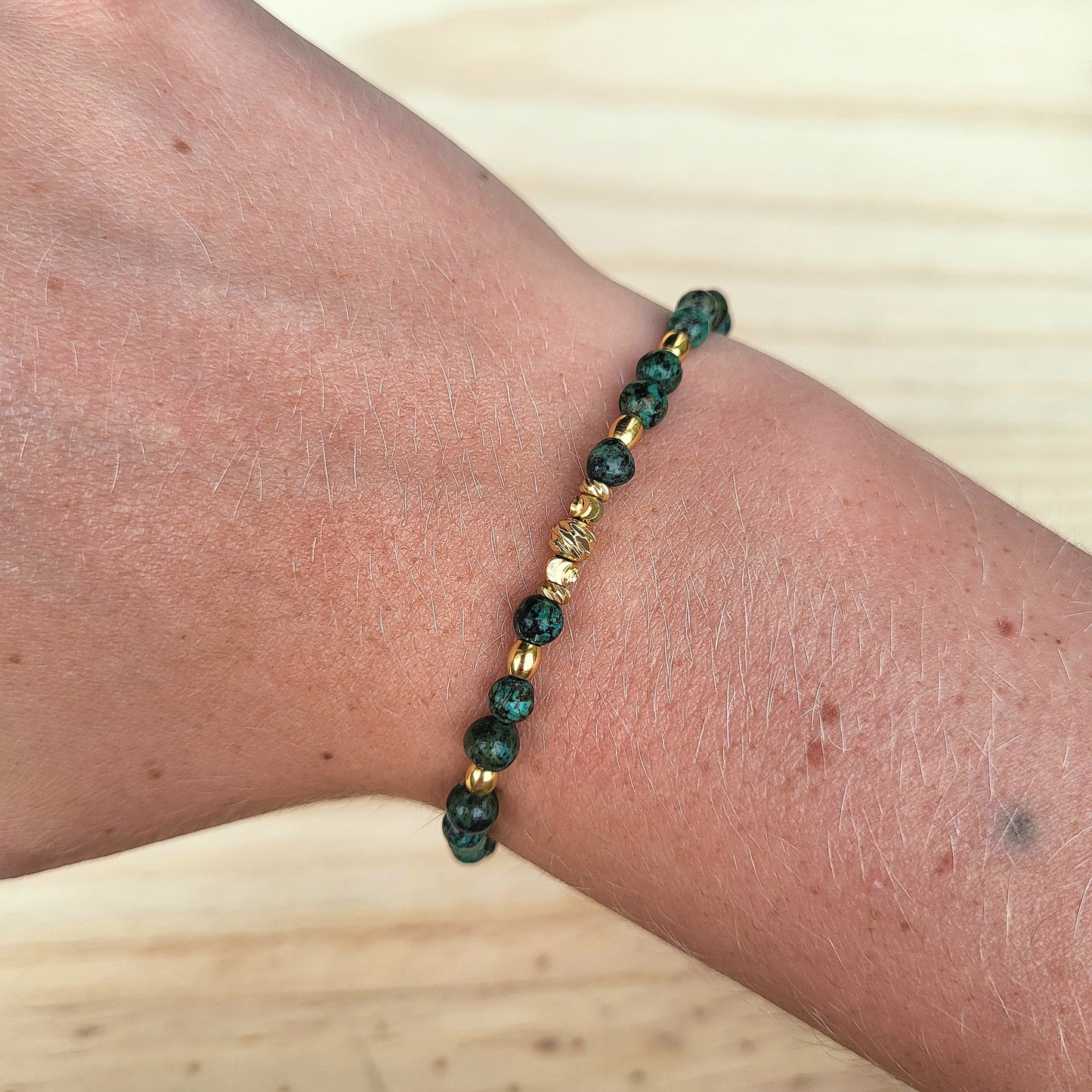 Bracelet perles naturelles & dorées à l'or fin, Pierre Turquoise Africaine semi-précieuse /Bijou élastique fait main femme, Cadeau bien être