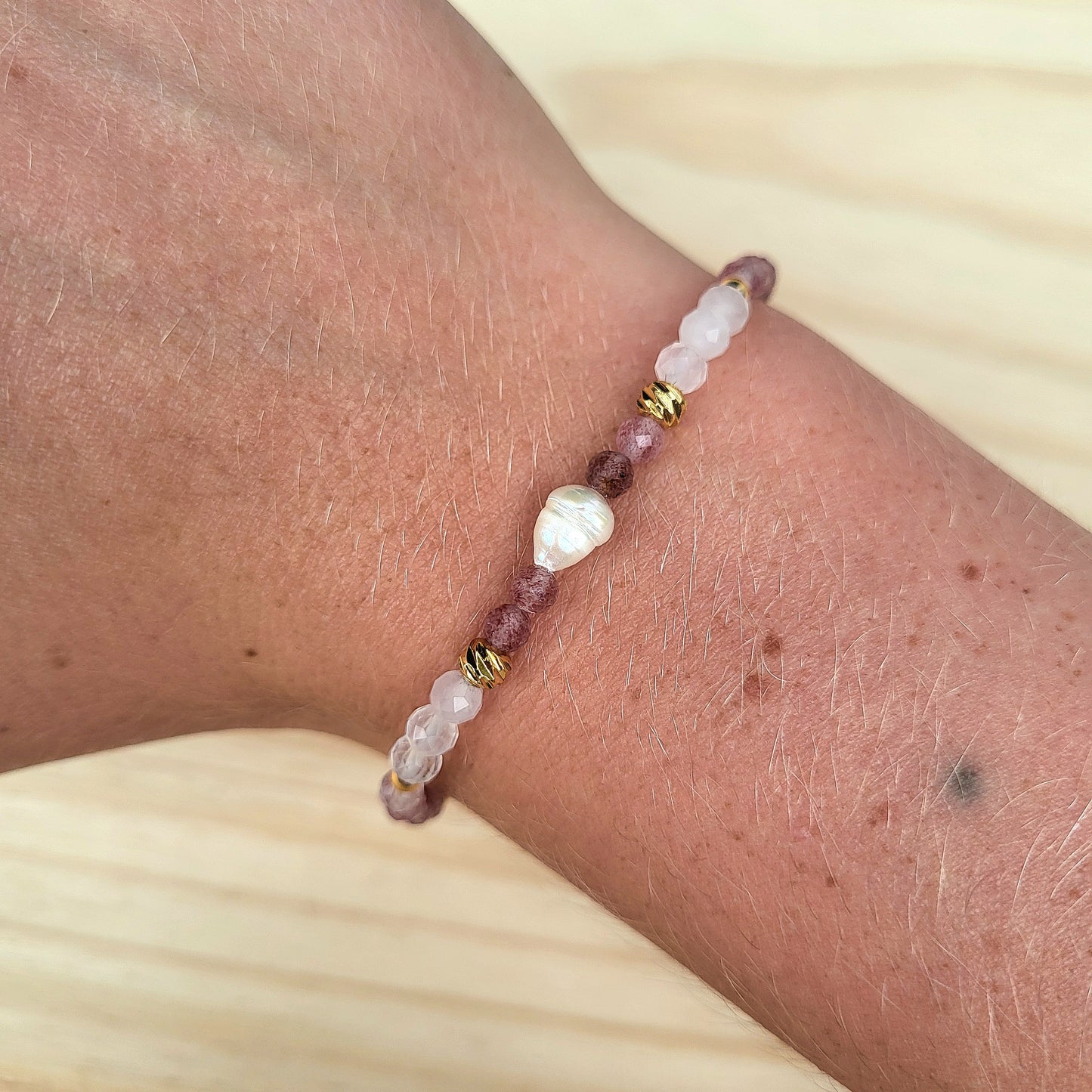 Bracelet perles naturelles & dorées à l'or fin, Pierre Quartz fraise-rose semi-précieuse / Bijou élastique fait main femme, Cadeau bien être