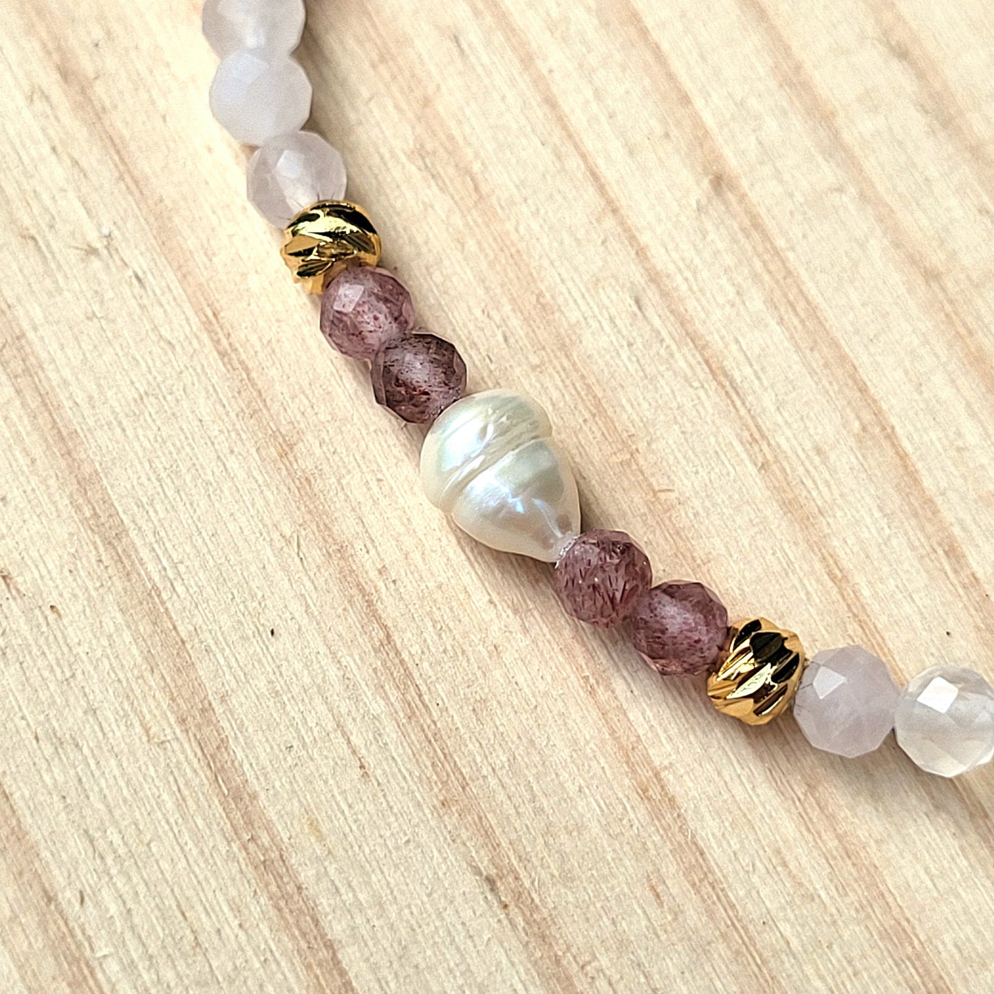 Bracelet perles naturelles & dorées à l'or fin, Pierre Quartz fraise-rose semi-précieuse / Bijou élastique fait main femme, Cadeau bien être