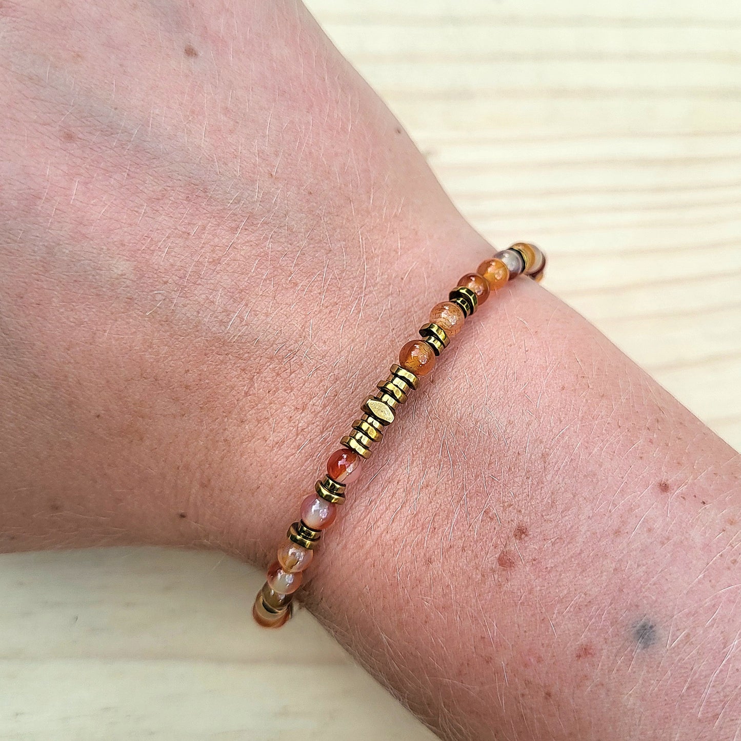 Bracelet pierre naturelle Cornaline – Bijou femme doré à l’or fin – Fermoir acier inoxydable – Cadeau énergétique lithothérapie