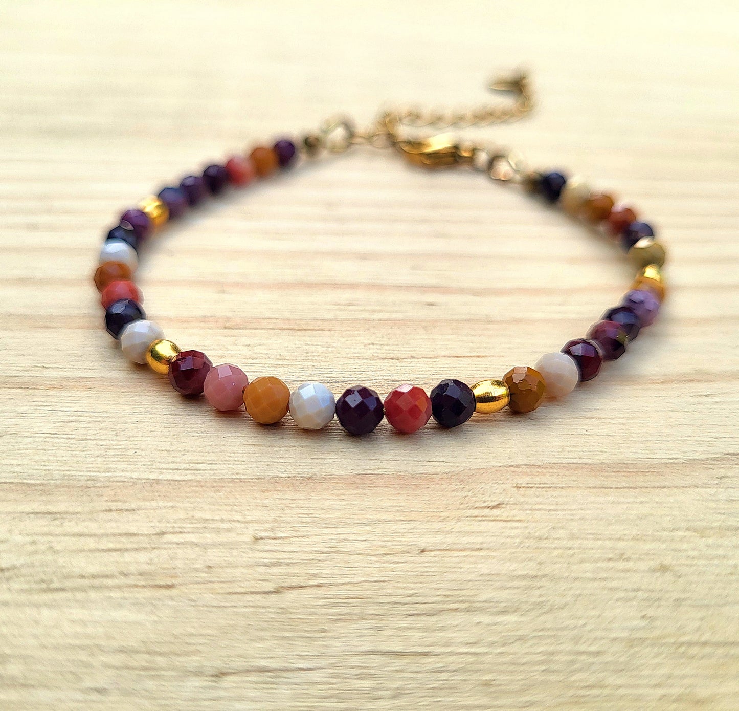 Bracelet pierre naturelle Mokaïte – Bijou femme doré à l’or fin – Fermoir acier inoxydable – Cadeau énergétique lithothérapie