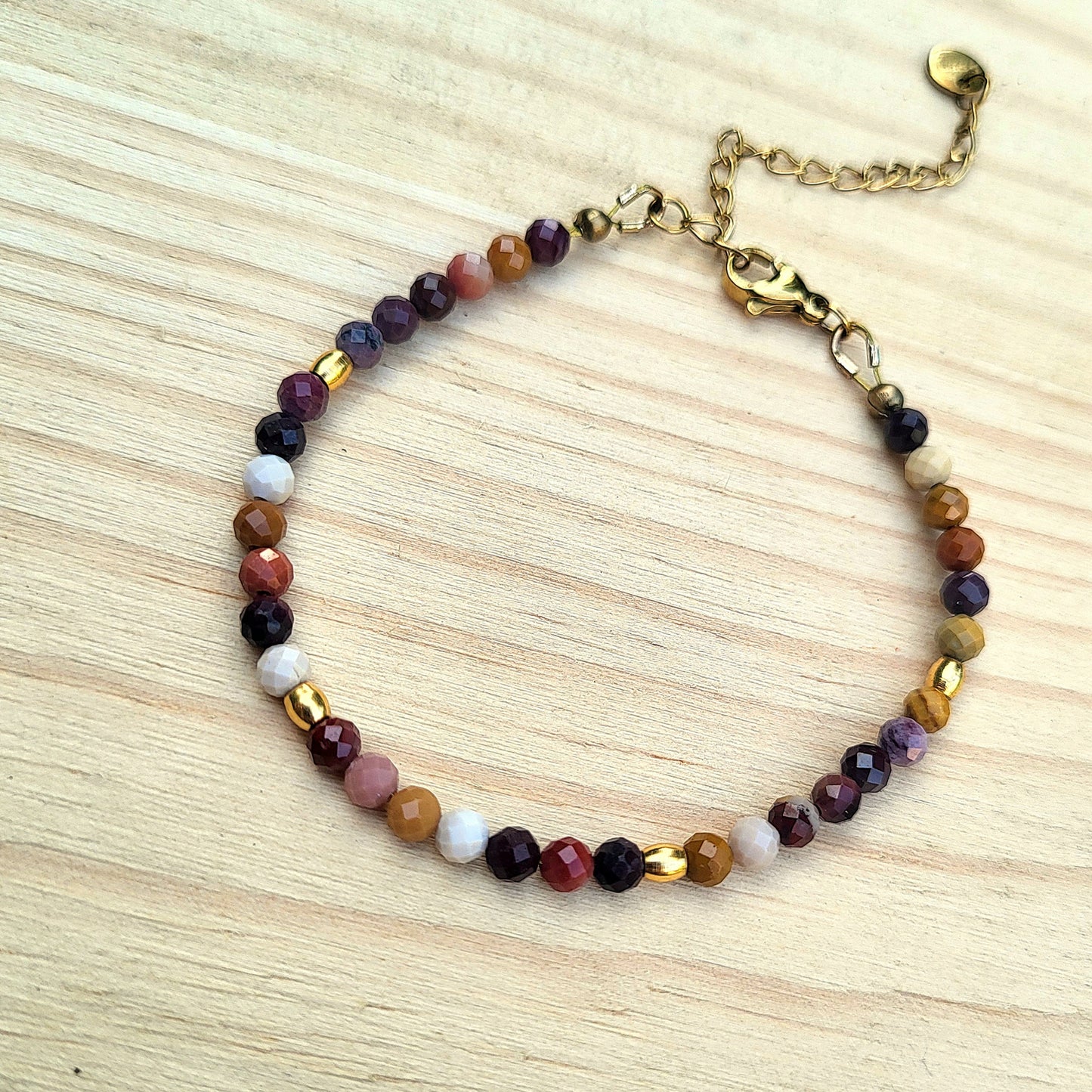 Bracelet pierre naturelle Mokaïte – Bijou femme doré à l’or fin – Fermoir acier inoxydable – Cadeau énergétique lithothérapie