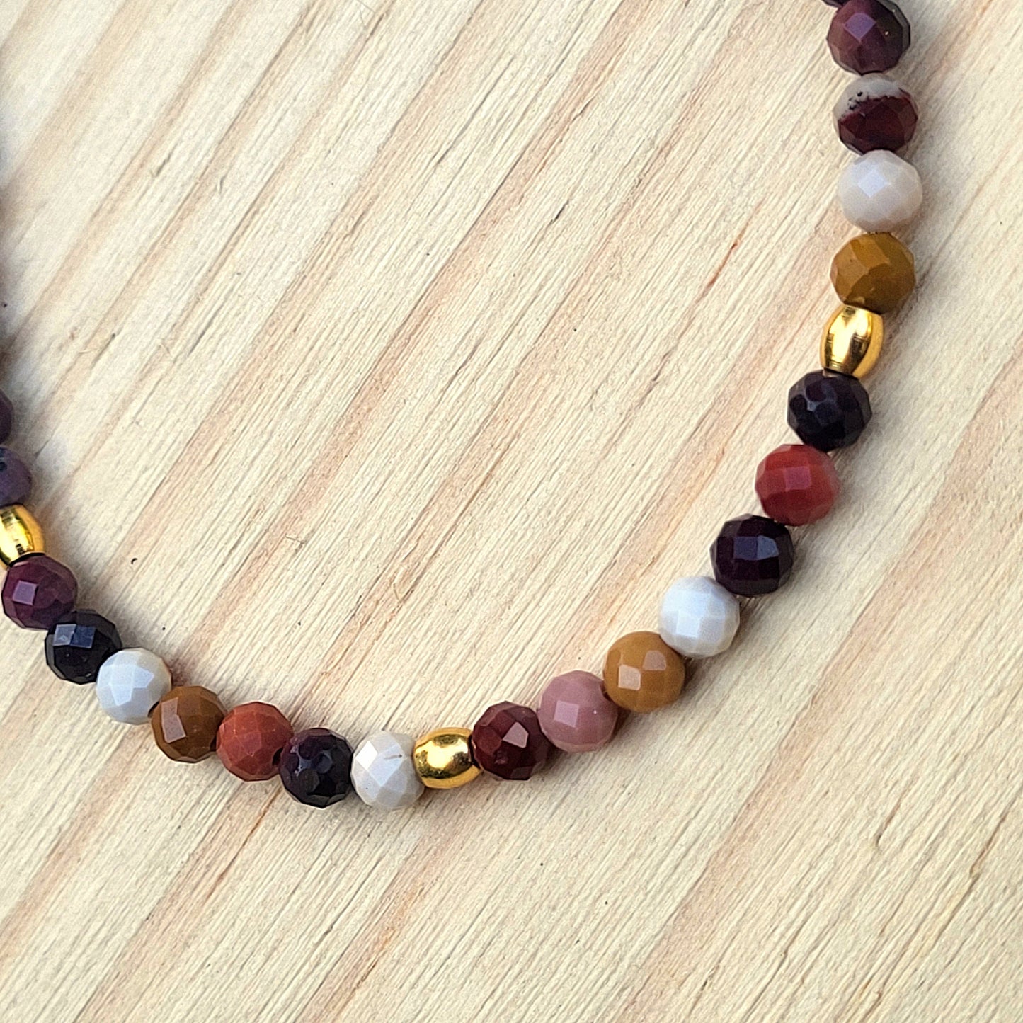 Bracelet pierre naturelle Mokaïte – Bijou femme doré à l’or fin – Fermoir acier inoxydable – Cadeau énergétique lithothérapie