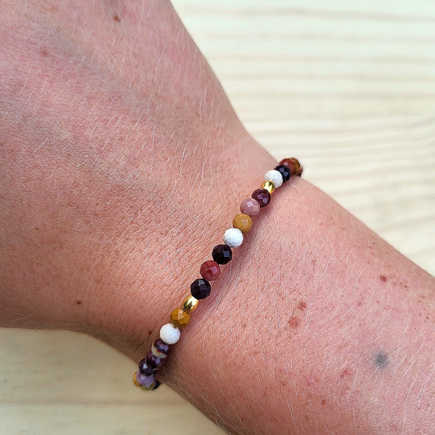 Bracelet pierre naturelle Mokaïte – Bijou femme doré à l’or fin – Fermoir acier inoxydable – Cadeau énergétique lithothérapie