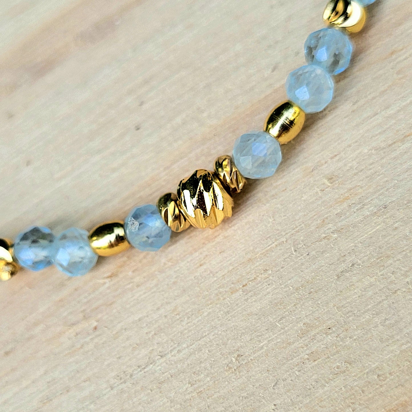Bracelet perles naturelles & dorées à l'or fin, Pierre Aigue Marine semi-précieuse /Bijou élastique fait main femme, Cadeau bien être