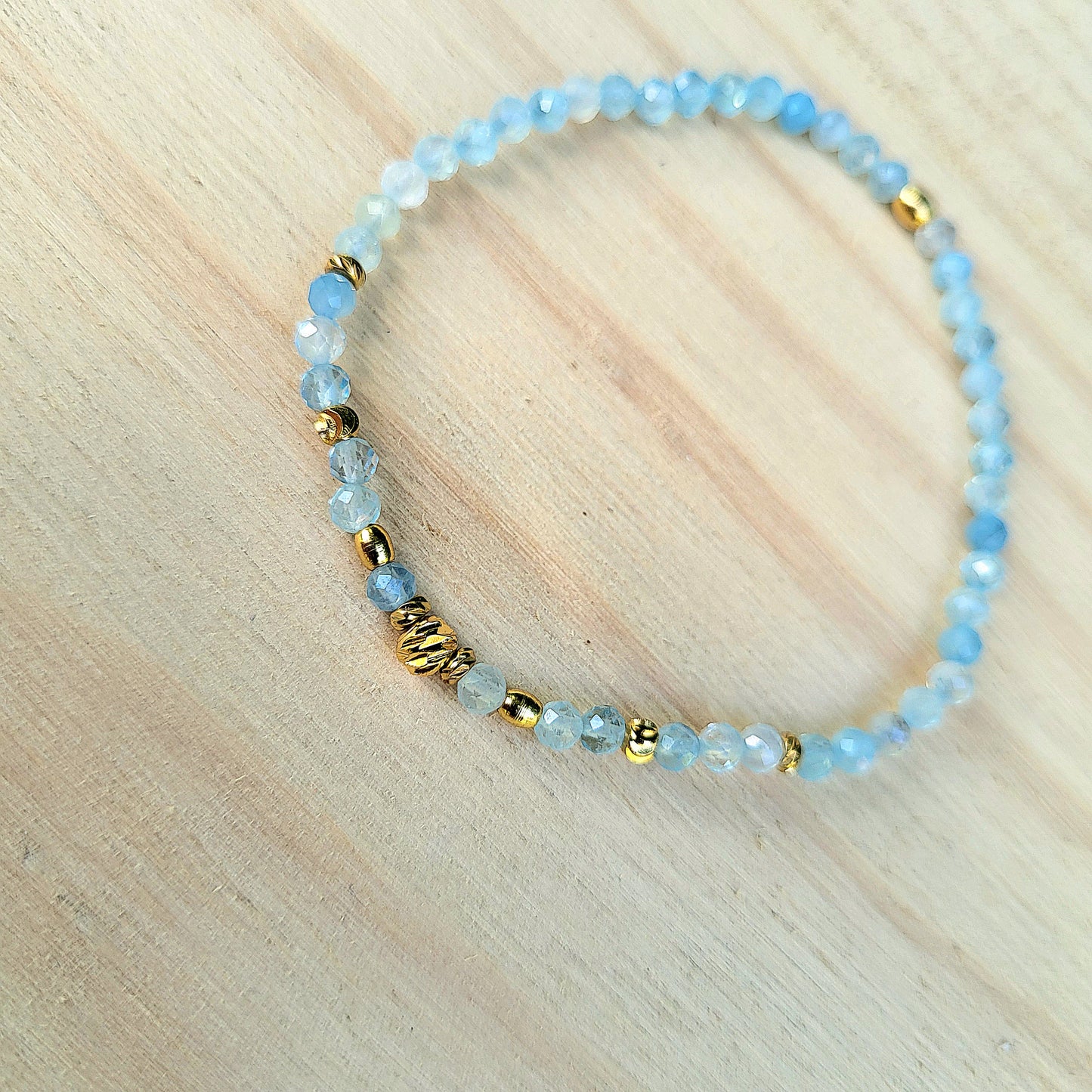 Bracelet perles naturelles & dorées à l'or fin, Pierre Aigue Marine semi-précieuse /Bijou élastique fait main femme, Cadeau bien être