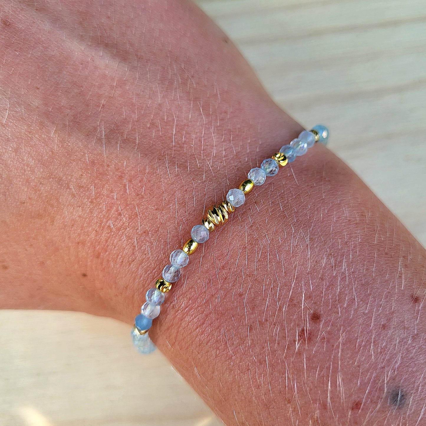 Bracelet perles naturelles & dorées à l'or fin, Pierre Aigue Marine semi-précieuse /Bijou élastique fait main femme, Cadeau bien être