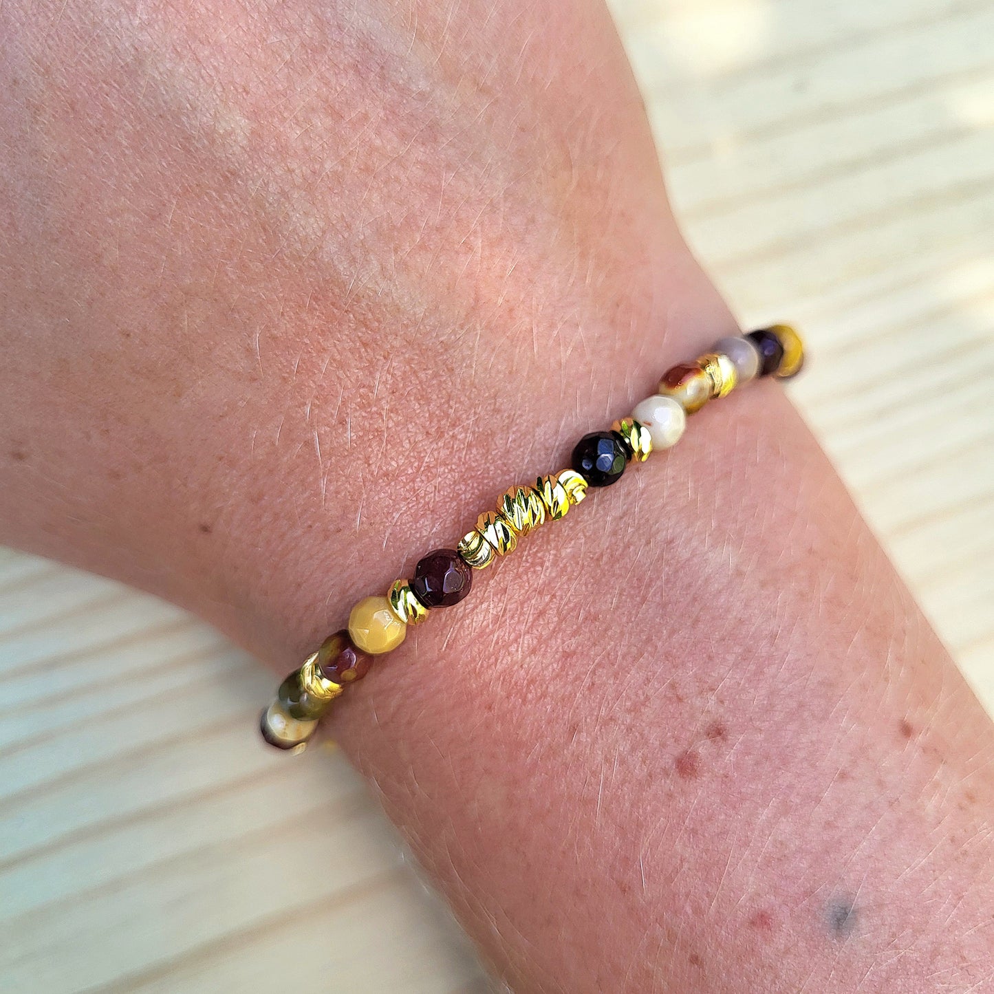Bracelet perles naturelles & dorées à l'or fin, Pierre Mokaïte semi-précieuse /Bijou élastique fait main femme, Cadeau bien être