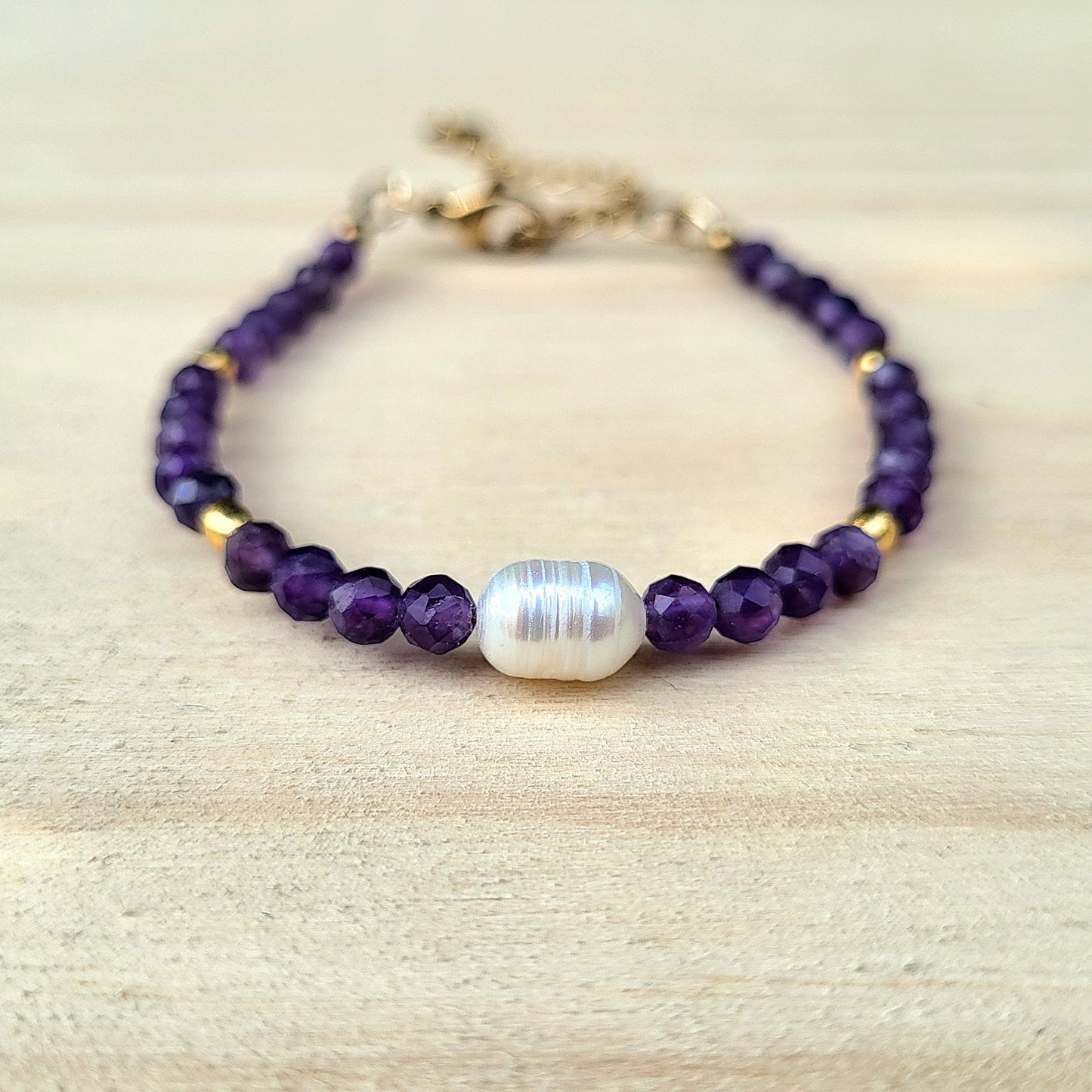 Bracelet pierre naturelle Amethyste – Bijou femme doré à l’or fin – Fermoir acier inoxydable – Cadeau énergétique lithothérapie