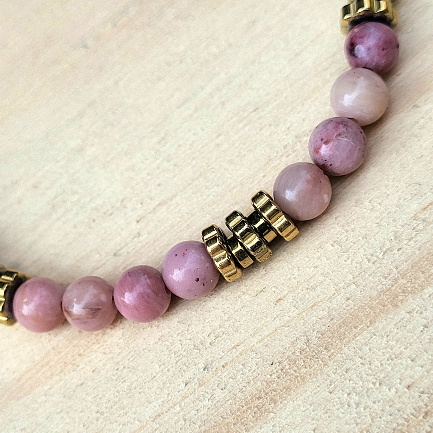 Bracelet pierre naturelle Rhodonite – Bijou femme doré à l’or fin – Fermoir acier inoxydable – Cadeau énergétique lithothérapie