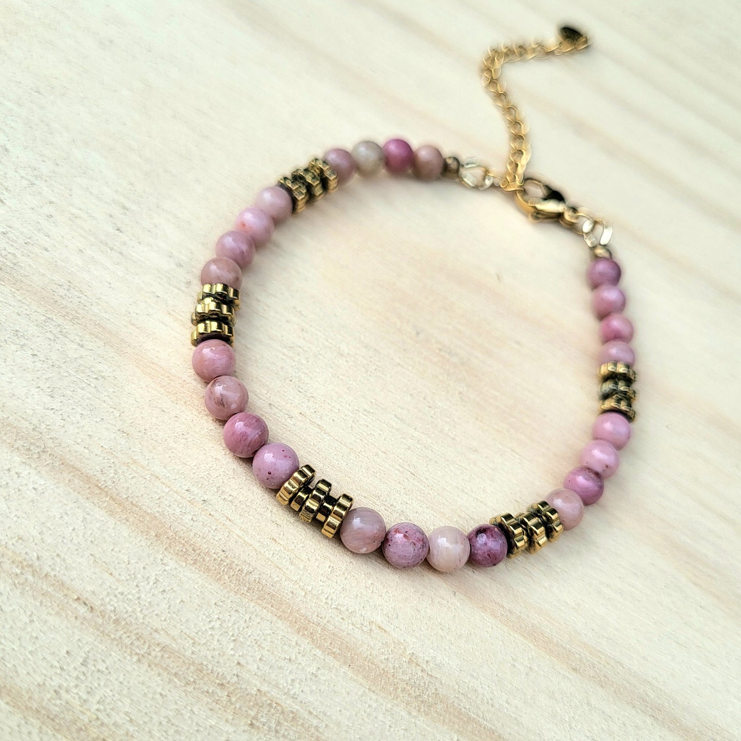 Bracelet pierre naturelle Rhodonite – Bijou femme doré à l’or fin – Fermoir acier inoxydable – Cadeau énergétique lithothérapie