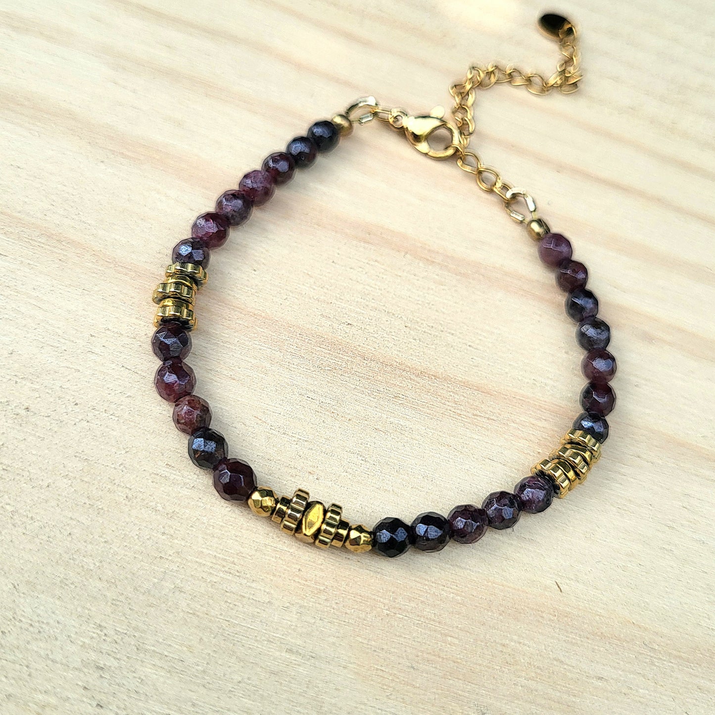 Bracelet pierre naturelle Grenat – Bijou femme doré à l’or fin – Fermoir acier inoxydable – Cadeau énergétique lithothérapie