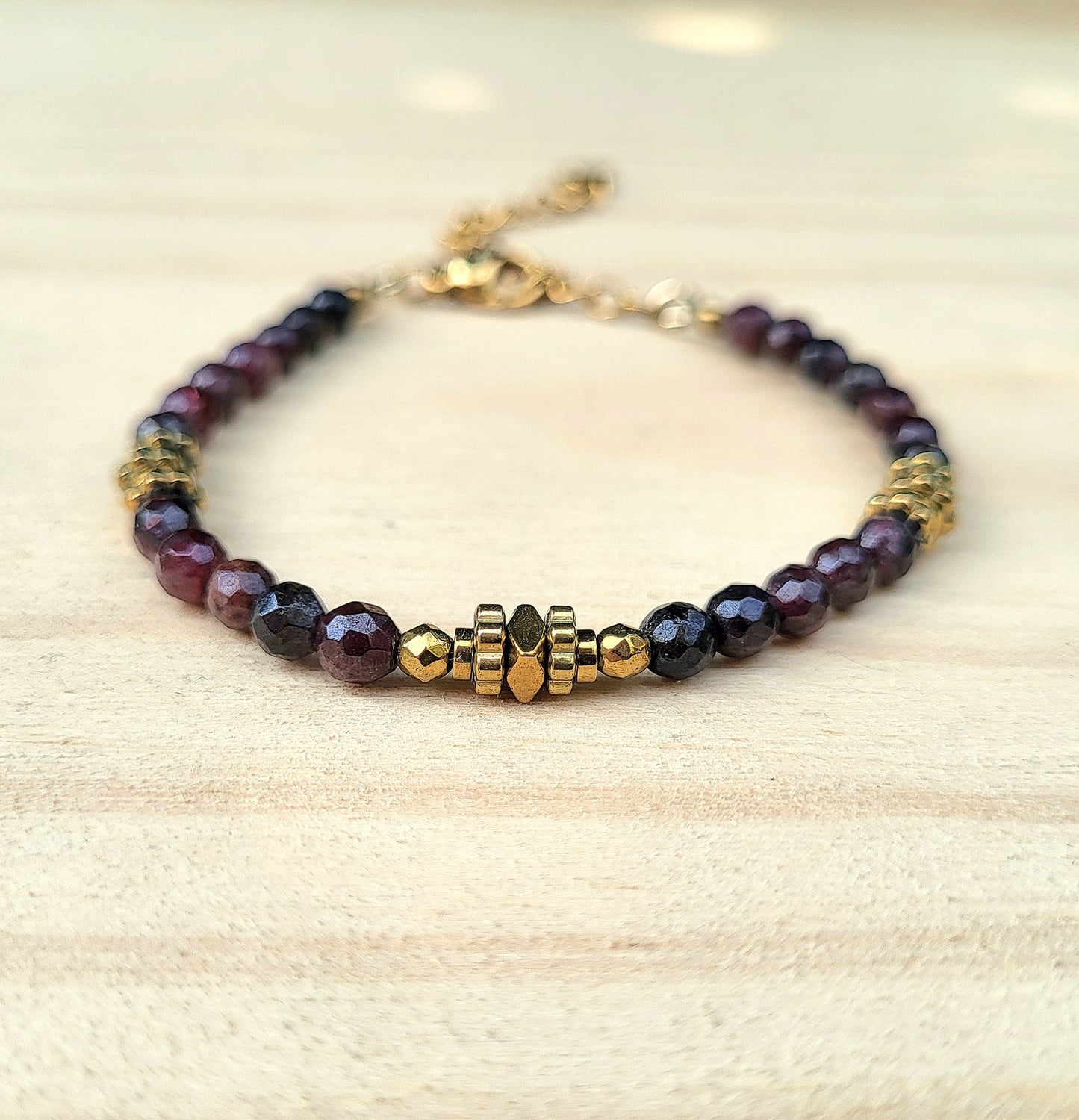 Bracelet pierre naturelle Grenat – Bijou femme doré à l’or fin – Fermoir acier inoxydable – Cadeau énergétique lithothérapie