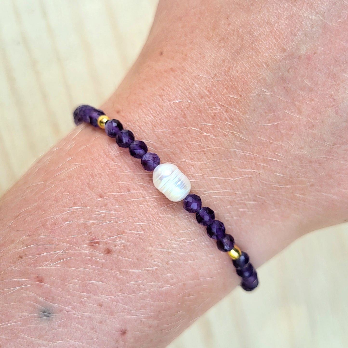 Bracelet pierre naturelle Amethyste – Bijou femme doré à l’or fin – Fermoir acier inoxydable – Cadeau énergétique lithothérapie