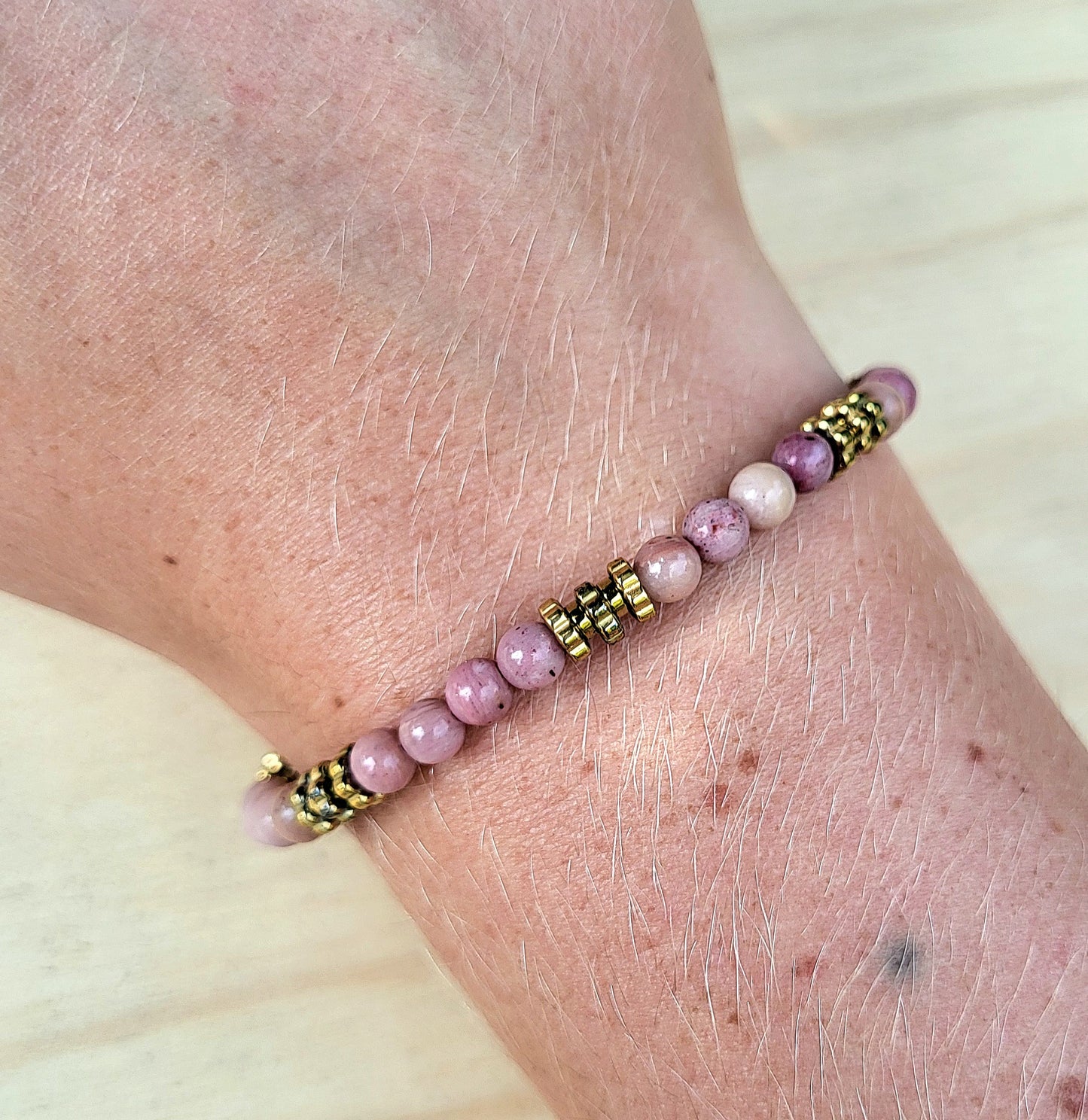 Bracelet pierre naturelle Rhodonite – Bijou femme doré à l’or fin – Fermoir acier inoxydable – Cadeau énergétique lithothérapie