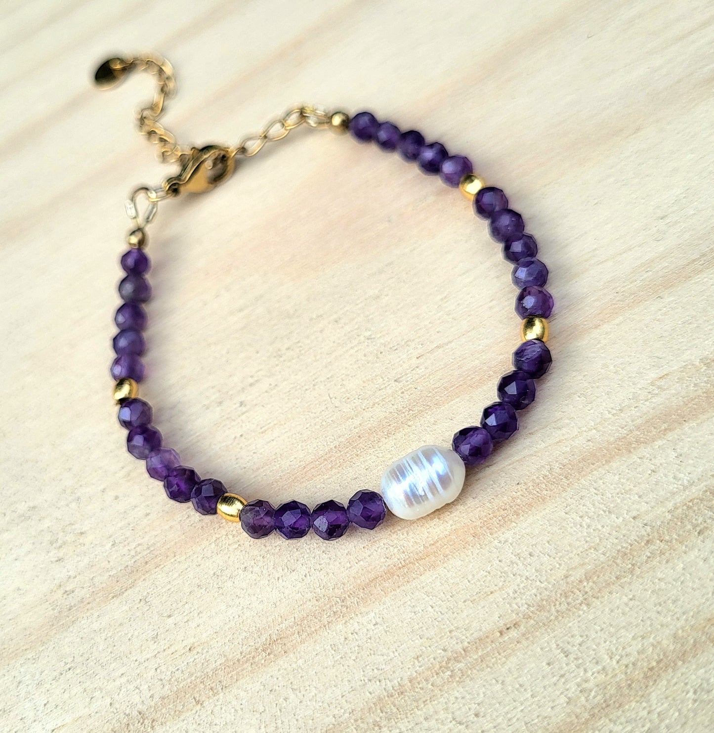 Bracelet pierre naturelle Amethyste – Bijou femme doré à l’or fin – Fermoir acier inoxydable – Cadeau énergétique lithothérapie