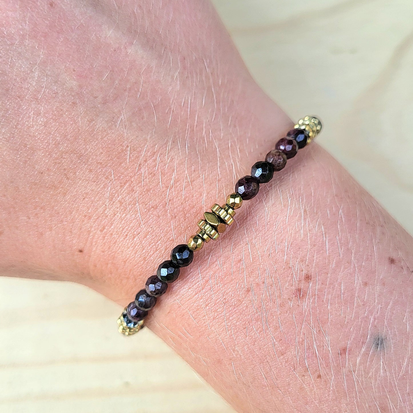 Bracelet pierre naturelle Grenat – Bijou femme doré à l’or fin – Fermoir acier inoxydable – Cadeau énergétique lithothérapie