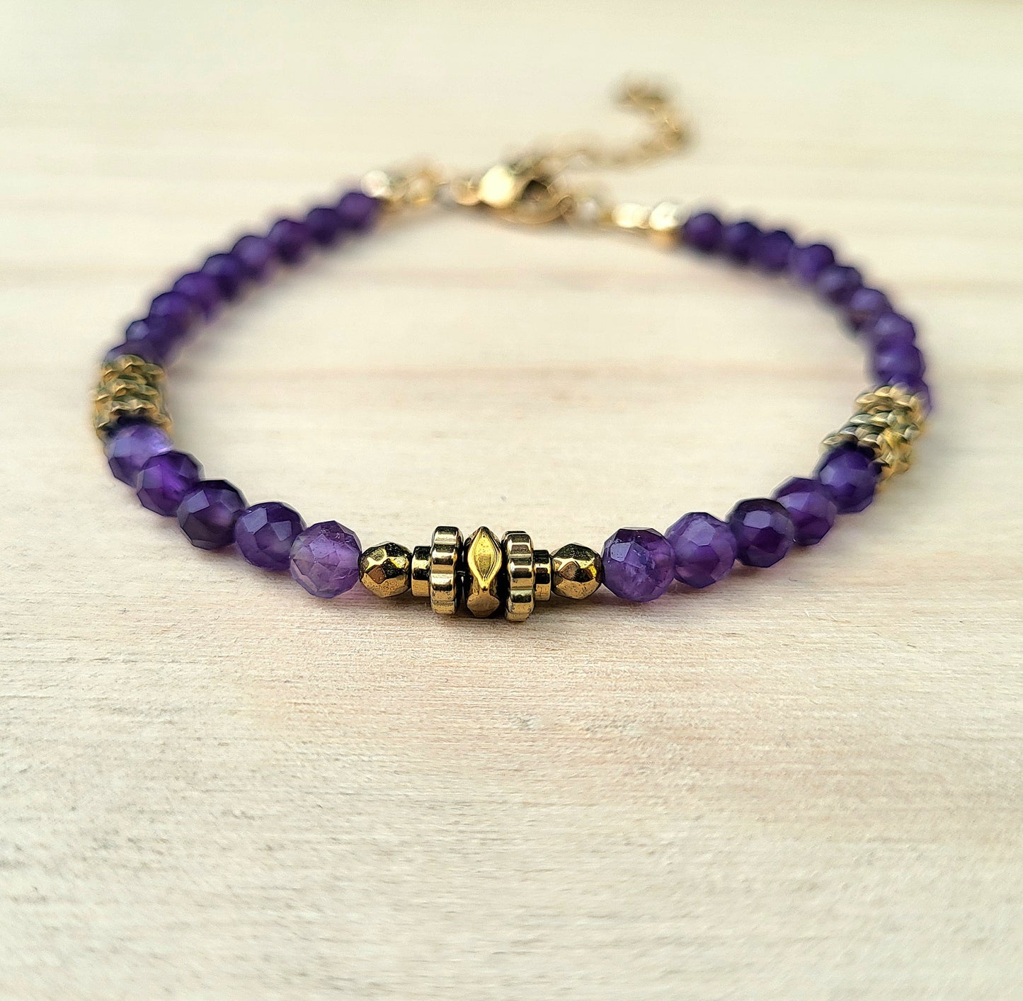 Bracelet pierre naturelle Amethyste – Bijou femme doré à l’or fin – Fermoir acier inoxydable – Cadeau énergétique lithothérapie