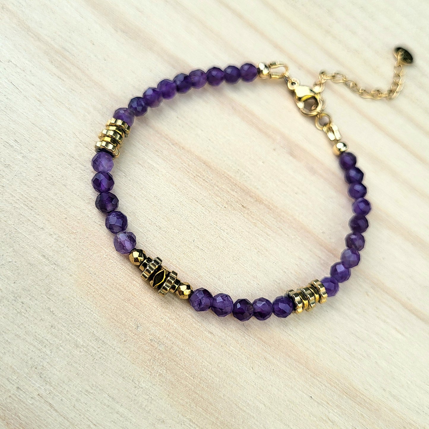 Bracelet pierre naturelle Amethyste – Bijou femme doré à l’or fin – Fermoir acier inoxydable – Cadeau énergétique lithothérapie