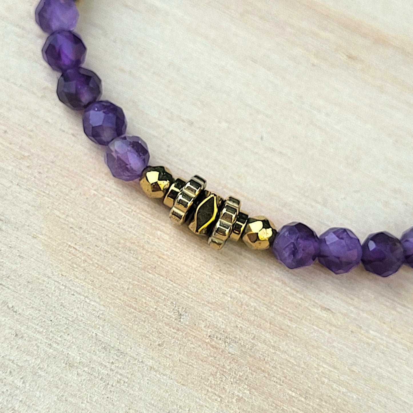 Bracelet pierre naturelle Amethyste – Bijou femme doré à l’or fin – Fermoir acier inoxydable – Cadeau énergétique lithothérapie