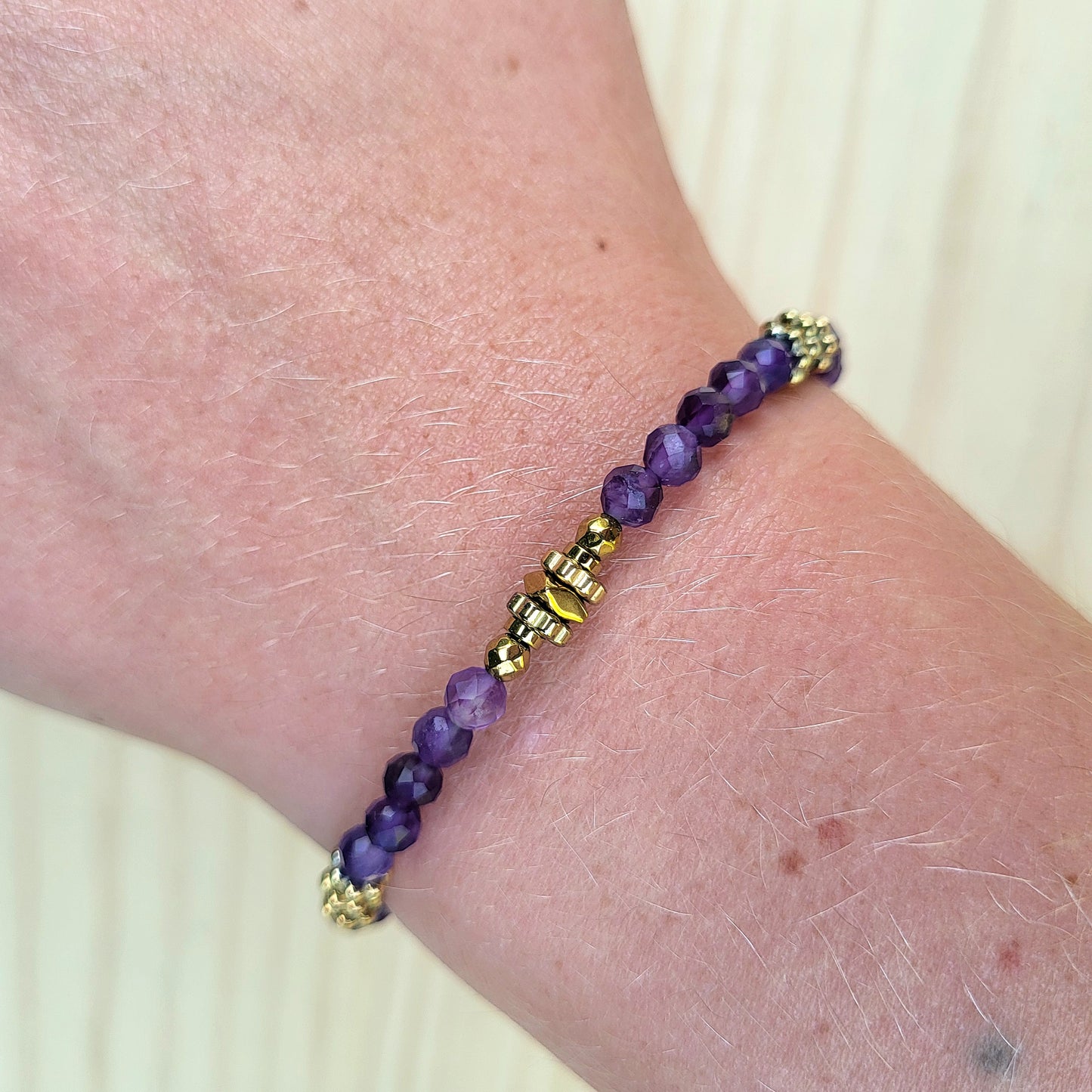 Bracelet pierre naturelle Amethyste – Bijou femme doré à l’or fin – Fermoir acier inoxydable – Cadeau énergétique lithothérapie