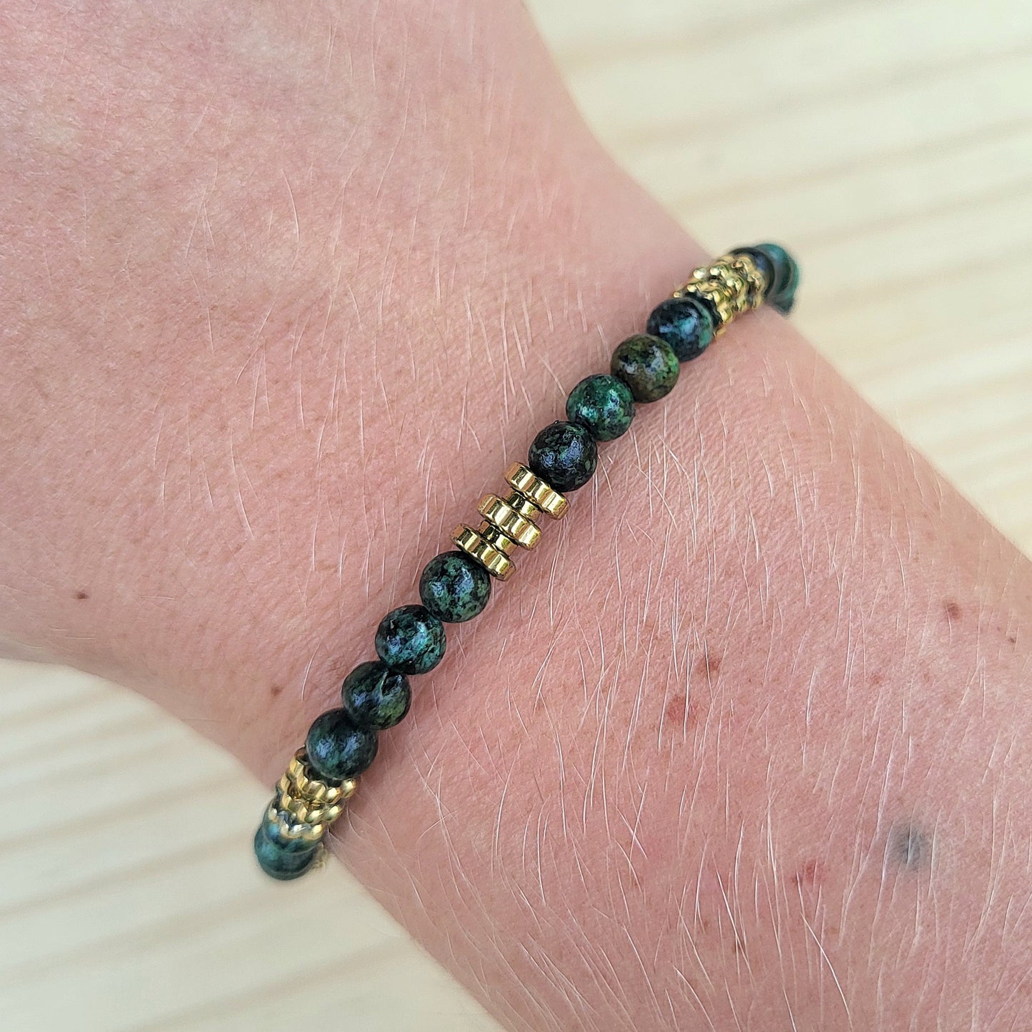 Bracelet pierre naturelle Turquoise Africaine – Bijou femme doré à l’or fin – Fermoir acier inoxydable – Cadeau énergétique lithothérapie