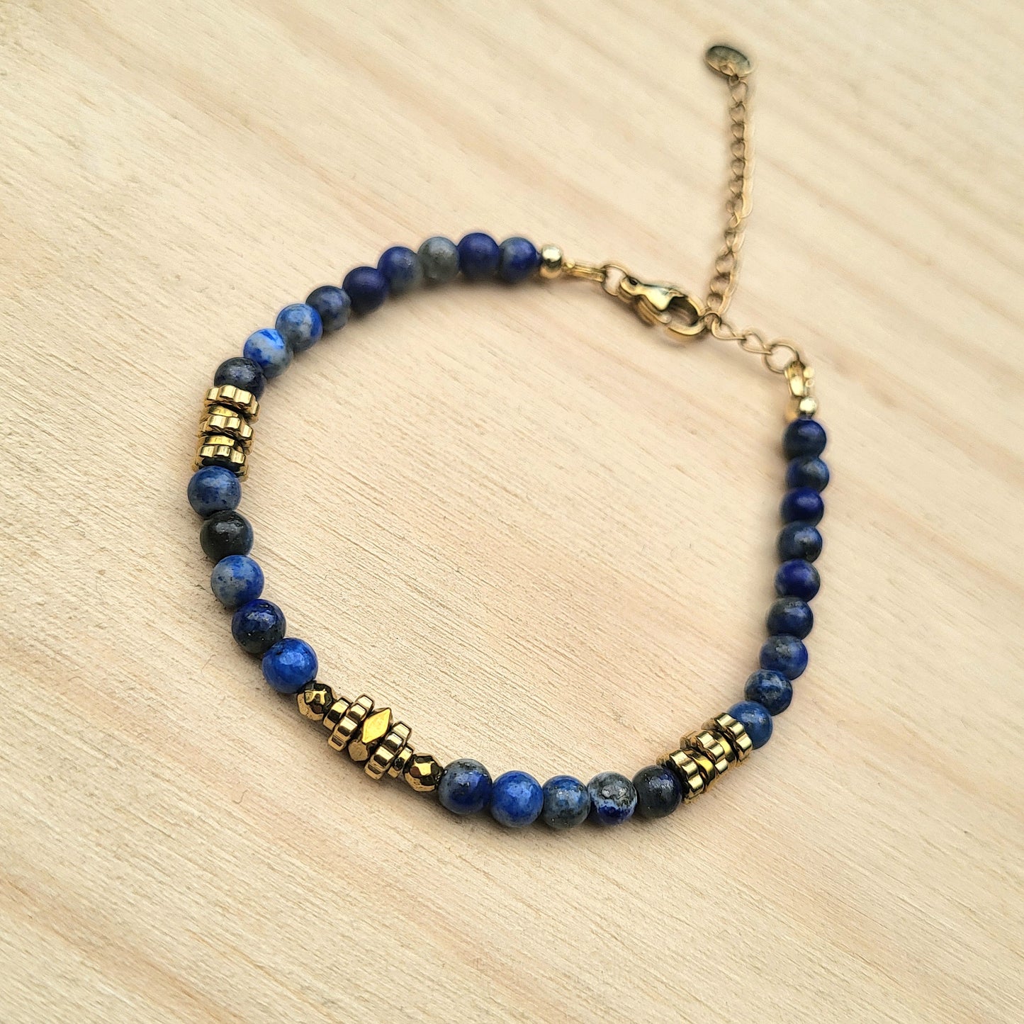 Bracelet pierre naturelle Lapis Lazuli – Bijou femme doré à l’or fin – Fermoir acier inoxydable – Cadeau énergétique lithothérapie