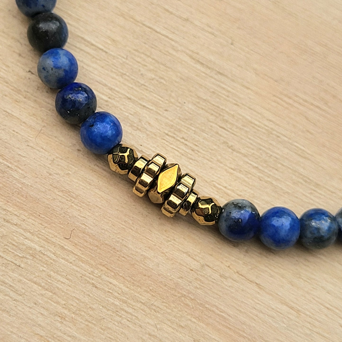 Bracelet pierre naturelle Lapis Lazuli – Bijou femme doré à l’or fin – Fermoir acier inoxydable – Cadeau énergétique lithothérapie