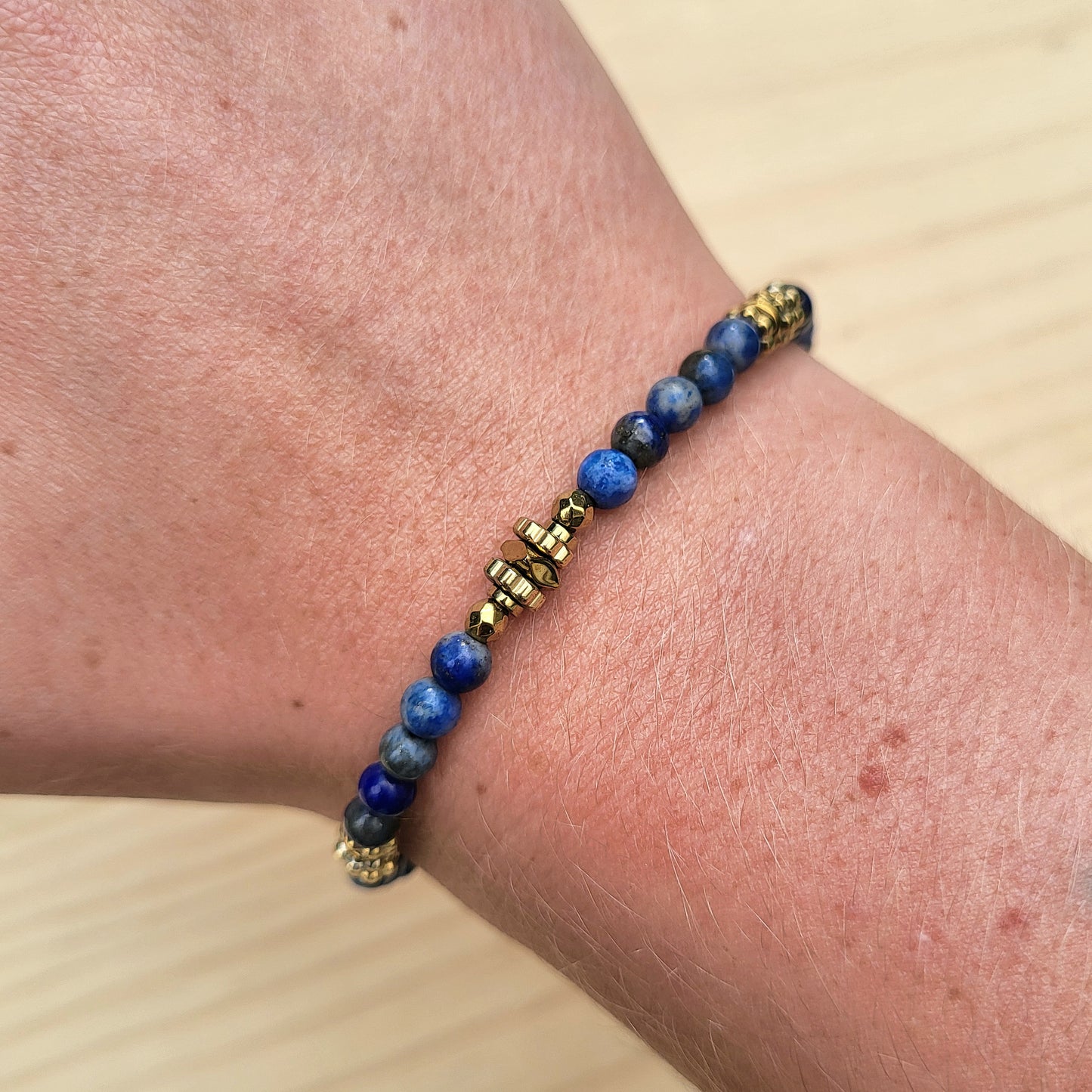 Bracelet pierre naturelle Lapis Lazuli – Bijou femme doré à l’or fin – Fermoir acier inoxydable – Cadeau énergétique lithothérapie