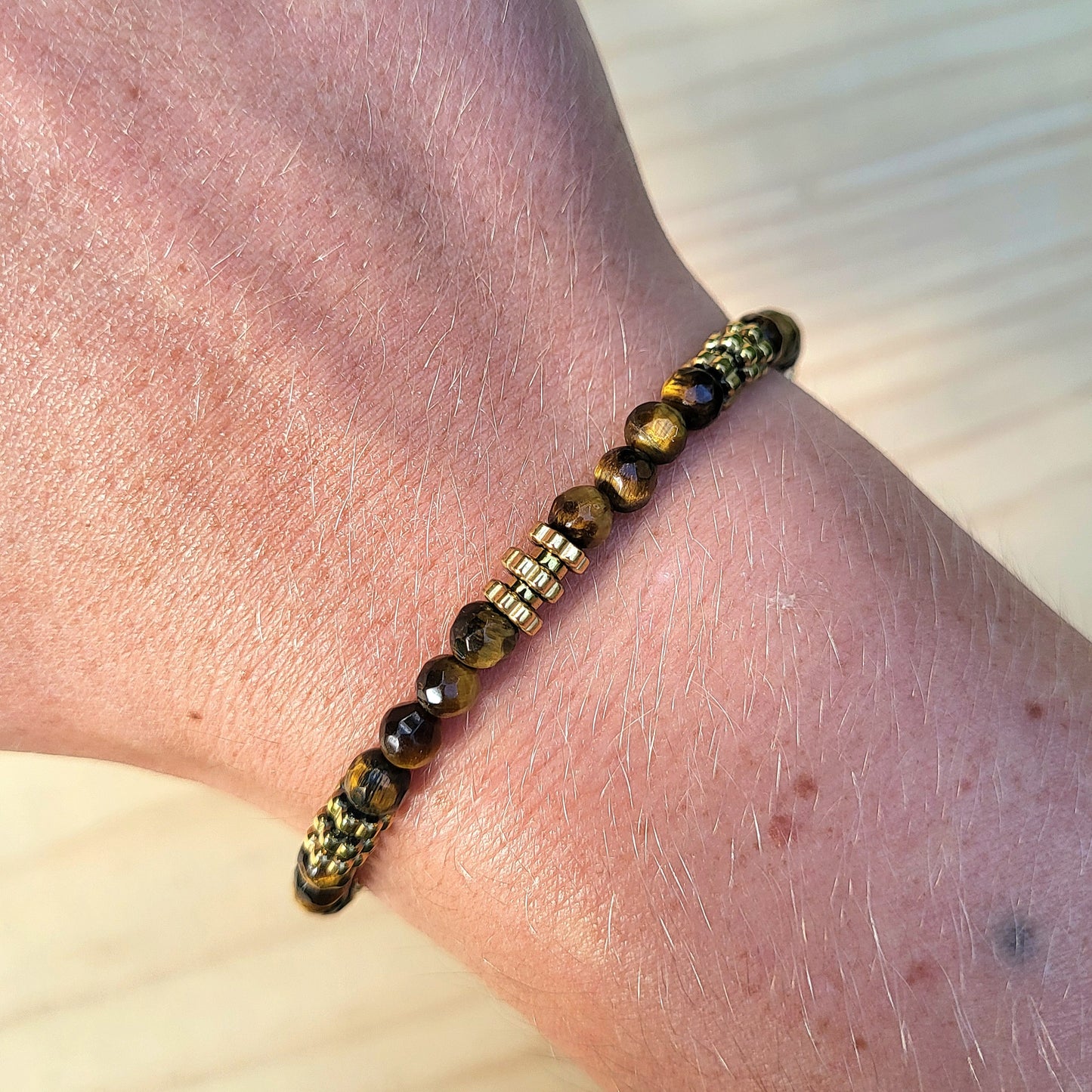 Bracelet pierre naturelle Oeil de Tigre – Bijou femme doré à l’or fin – Fermoir acier inoxydable – Cadeau énergétique lithothérapie