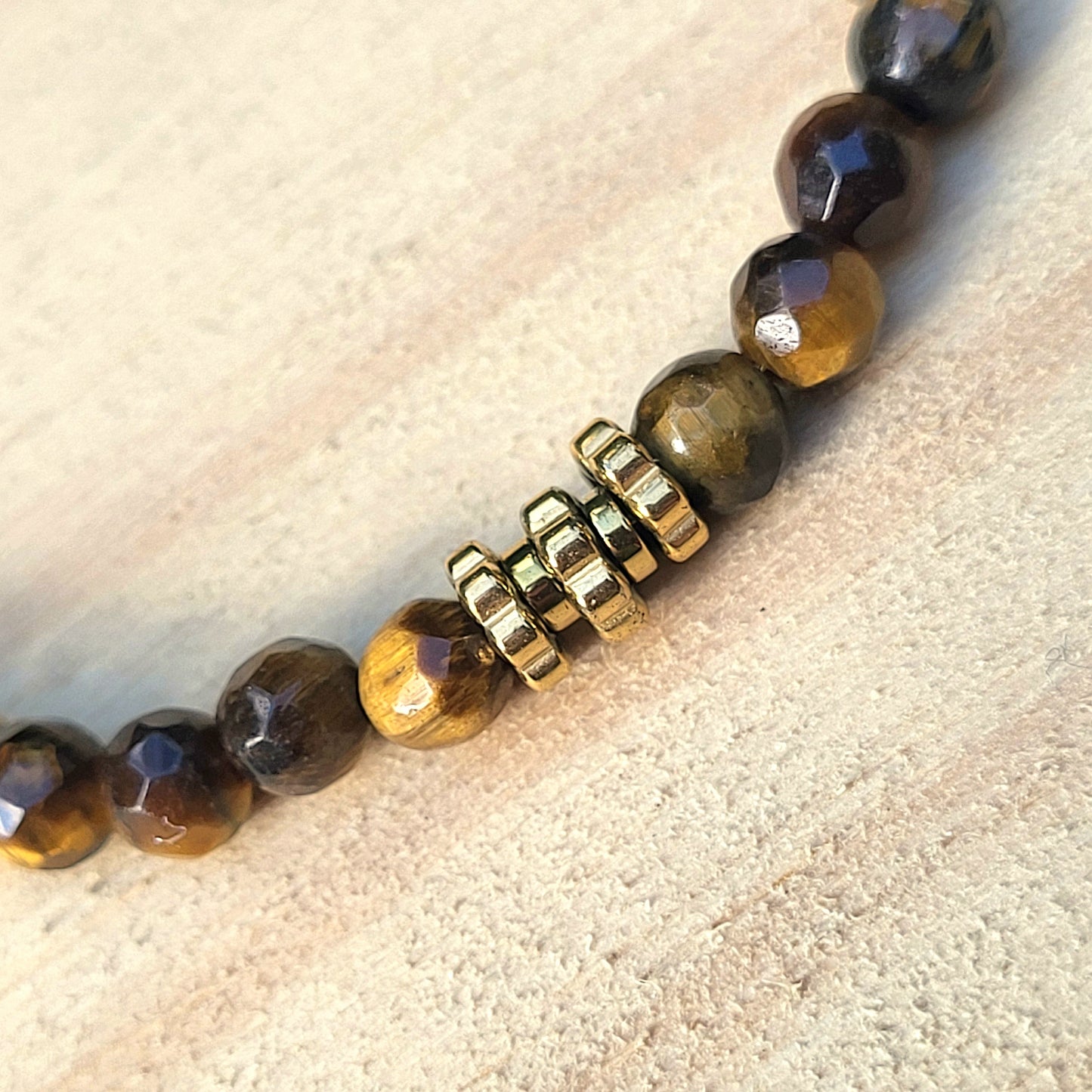 Bracelet pierre naturelle Oeil de Tigre – Bijou femme doré à l’or fin – Fermoir acier inoxydable – Cadeau énergétique lithothérapie