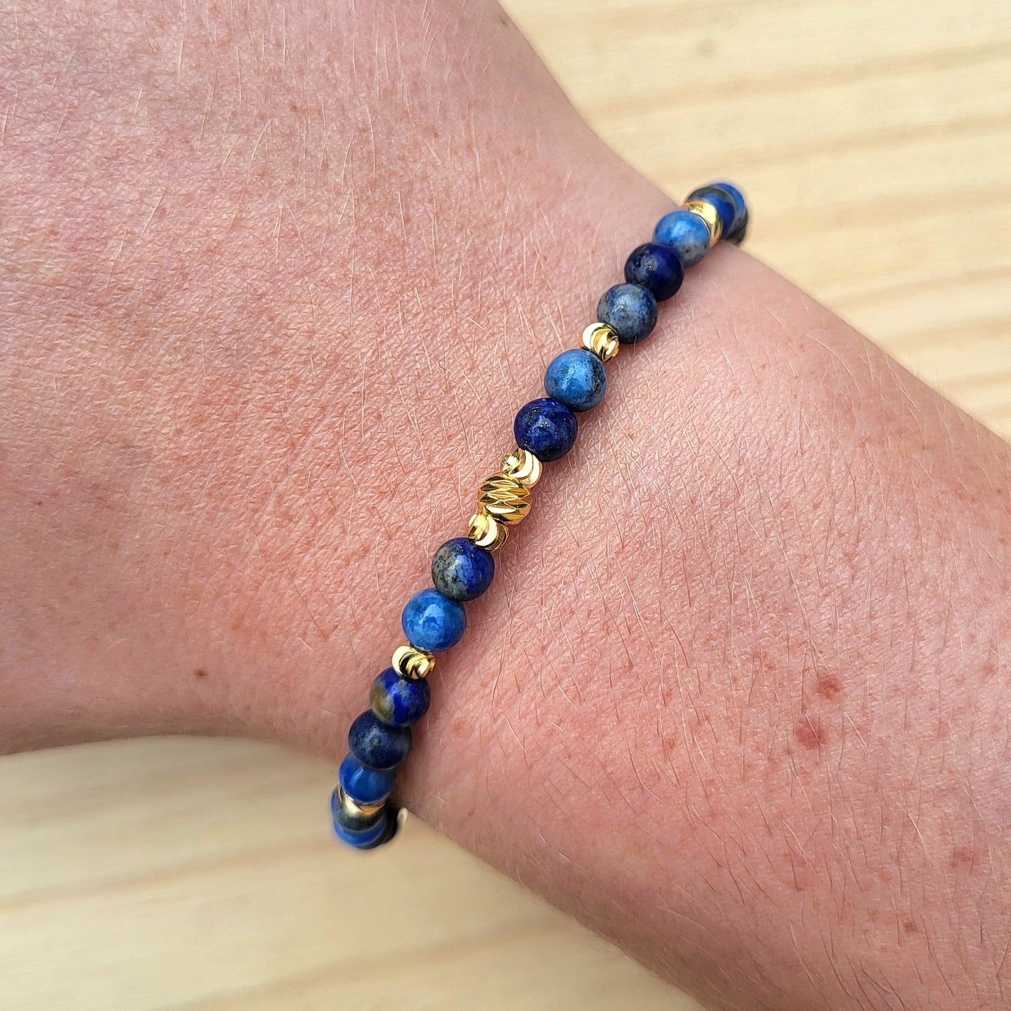 Bracelet perles naturelles & dorées à l'or fin, Pierre Lapis Lazuli semi-précieuse / Bijou élastique fait main femme, Cadeau bien être