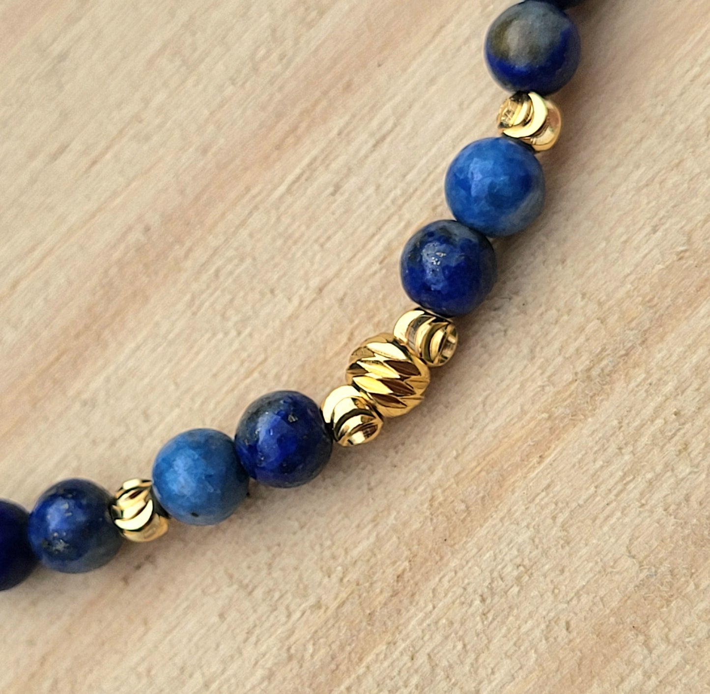 Bracelet perles naturelles & dorées à l'or fin, Pierre Lapis Lazuli semi-précieuse / Bijou élastique fait main femme, Cadeau bien être