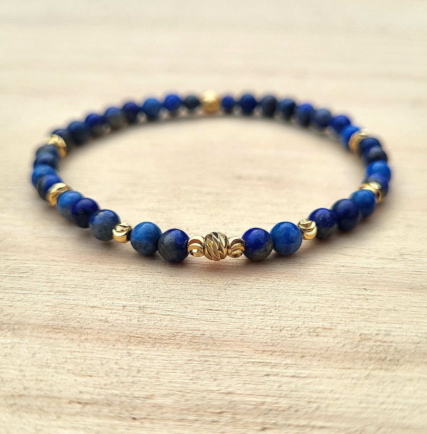 Bracelet perles naturelles & dorées à l'or fin, Pierre Lapis Lazuli semi-précieuse / Bijou élastique fait main femme, Cadeau bien être