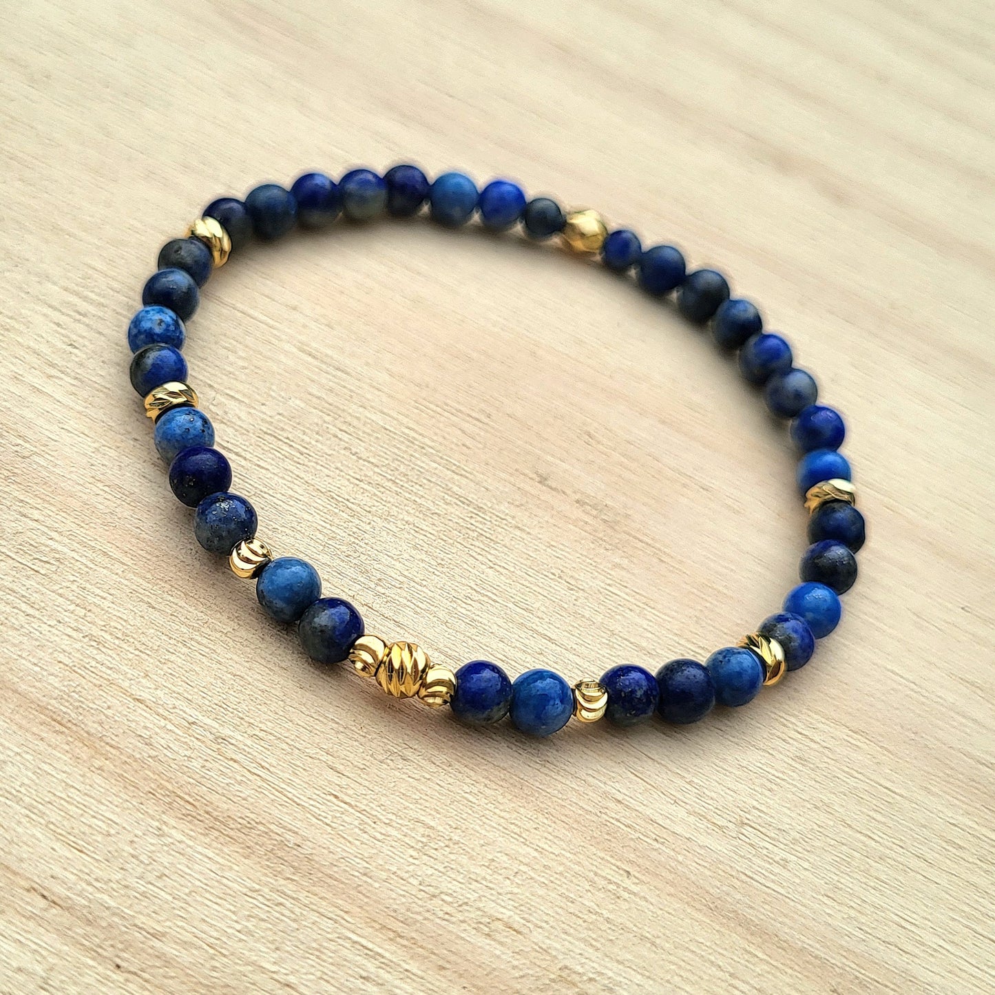 Bracelet perles naturelles & dorées à l'or fin, Pierre Lapis Lazuli semi-précieuse / Bijou élastique fait main femme, Cadeau bien être
